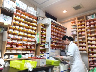 あい調剤薬局　調剤風景