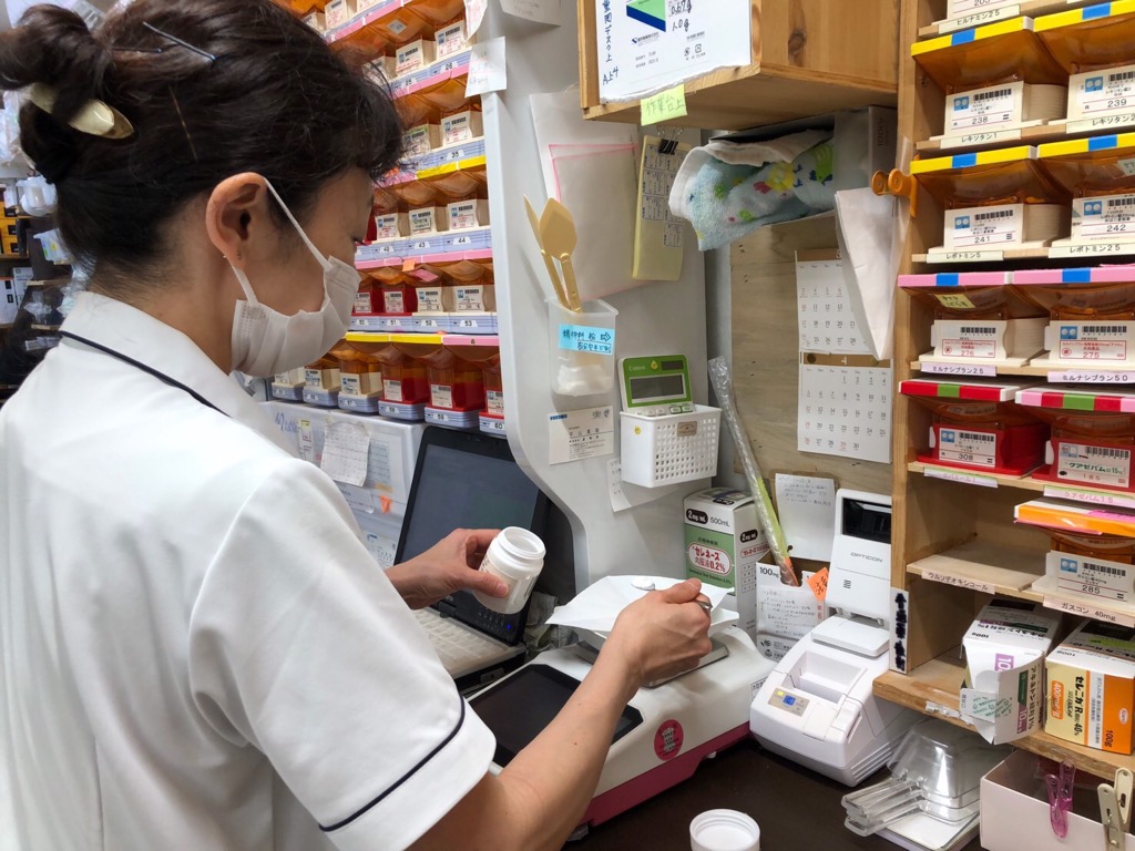 あい調剤薬局　調剤風景