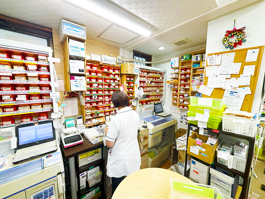 あい調剤薬局　調剤風景