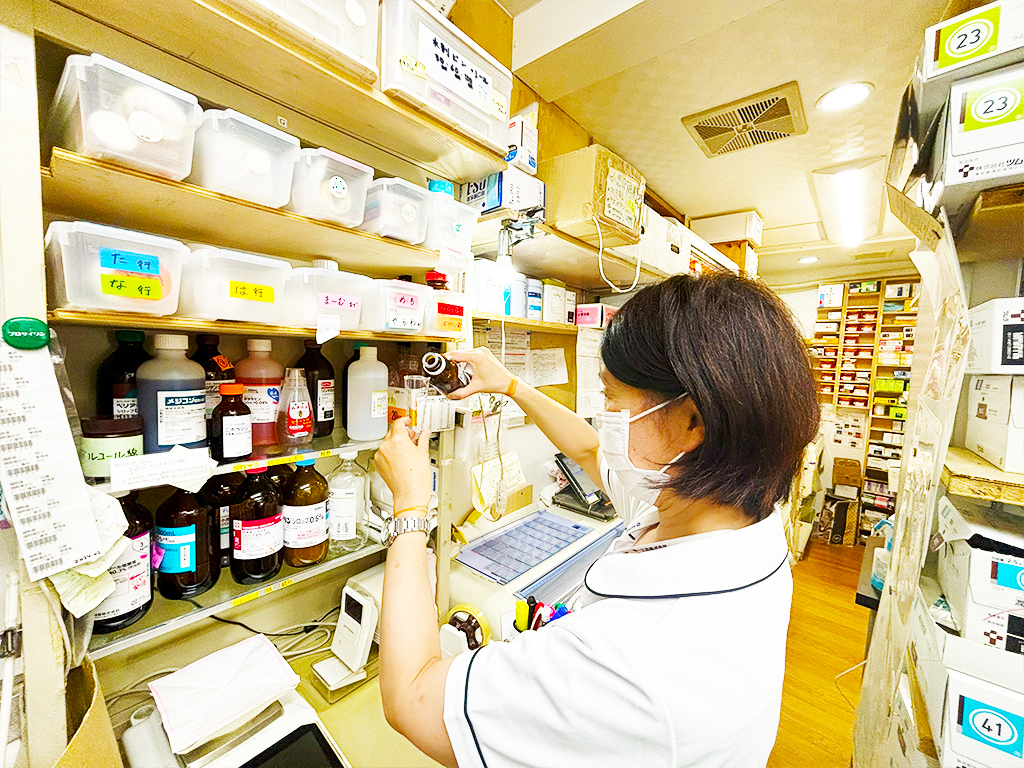 あい調剤薬局　調剤風景